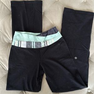 Loved lululemon yoga pants. Light pilling. Size 4